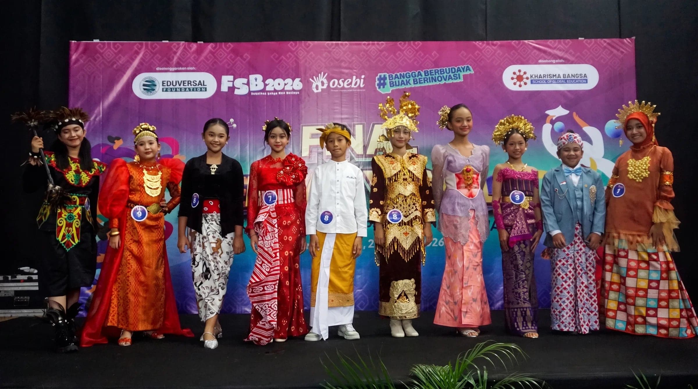 Finalis OSEBI mengenakan busana daerah di panggung Grand Final
