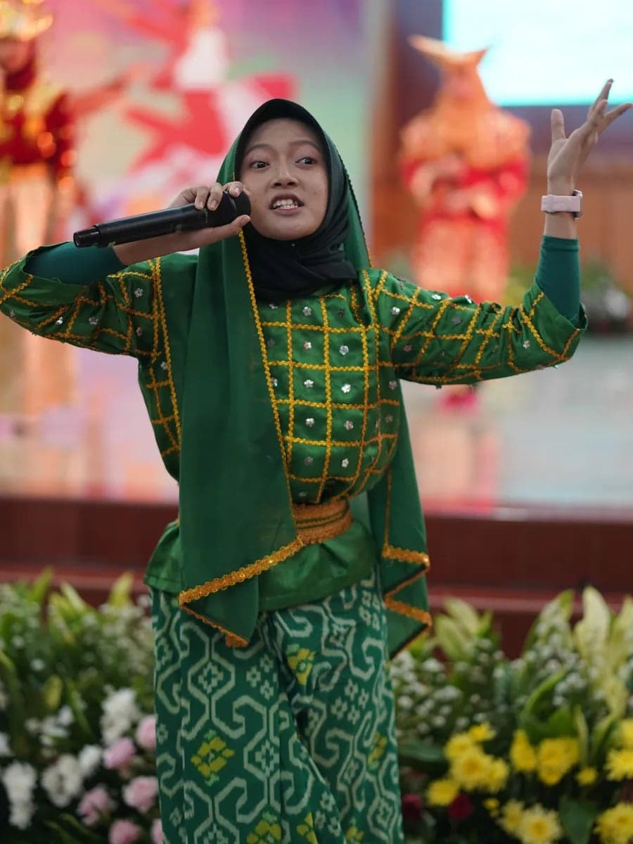 Peserta mendongeng di hadapan penonton