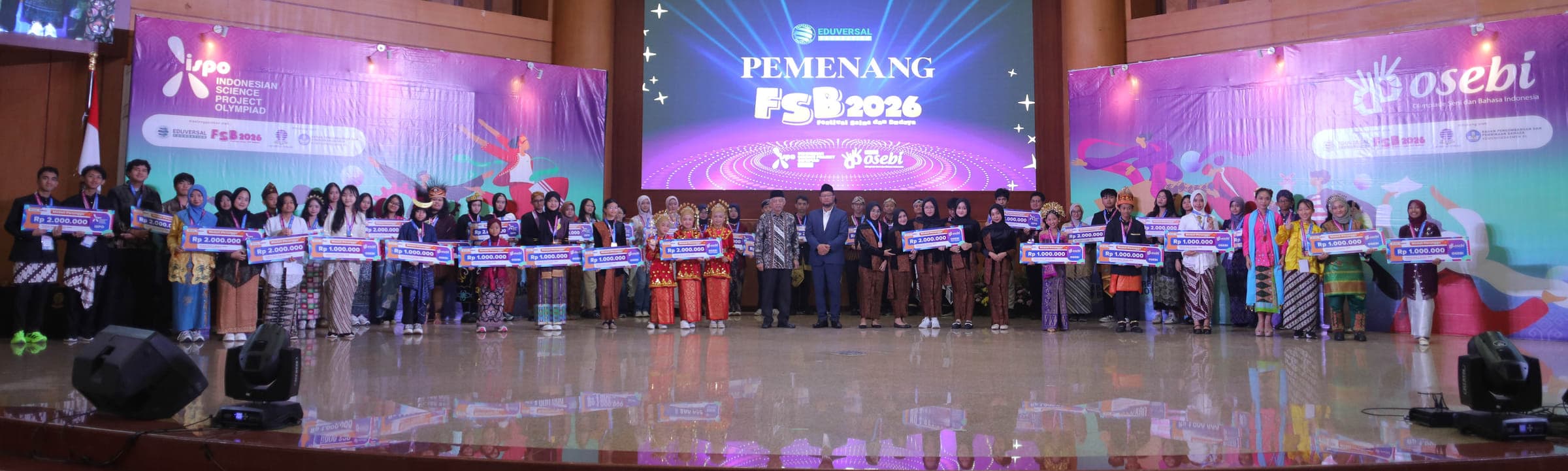 Para pemenang berbaju daerah berdiri satu baris di panggung Festival Sains dan Budaya 2026 sambil memegang papan hadiah